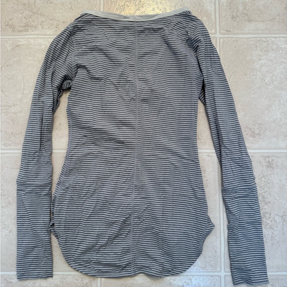 Lululemon Awesoma Henley - Size 4 or Size XS - Picture 4 of 4